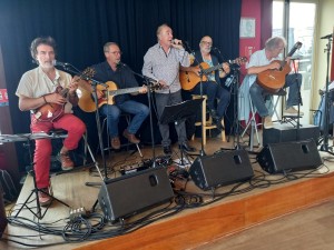 Concert à SAINT QUAY PORTRIEUX le 12.9.2025 avec le groupe Georges V. Petite scène mais belle ambiance !
